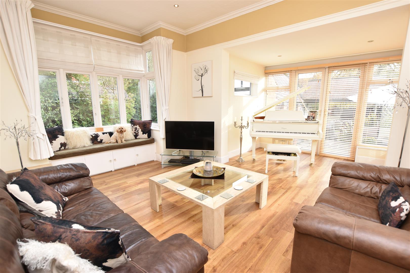 FAMILY ROOM (REAR)